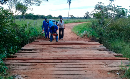 Prefeitura de Rochedo faz manutenção em ponte na área rural.