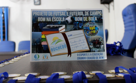 Crianças do projeto "Bom na escola, Bom de bola" são homenageadas.