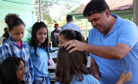PREFEITO ENTREGA ÓCULOS DE GRAU PARA ALUNOS DO MUNICÍPIO 