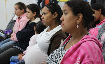 Prefeito Juninho entrega Kits para futuras mamães.