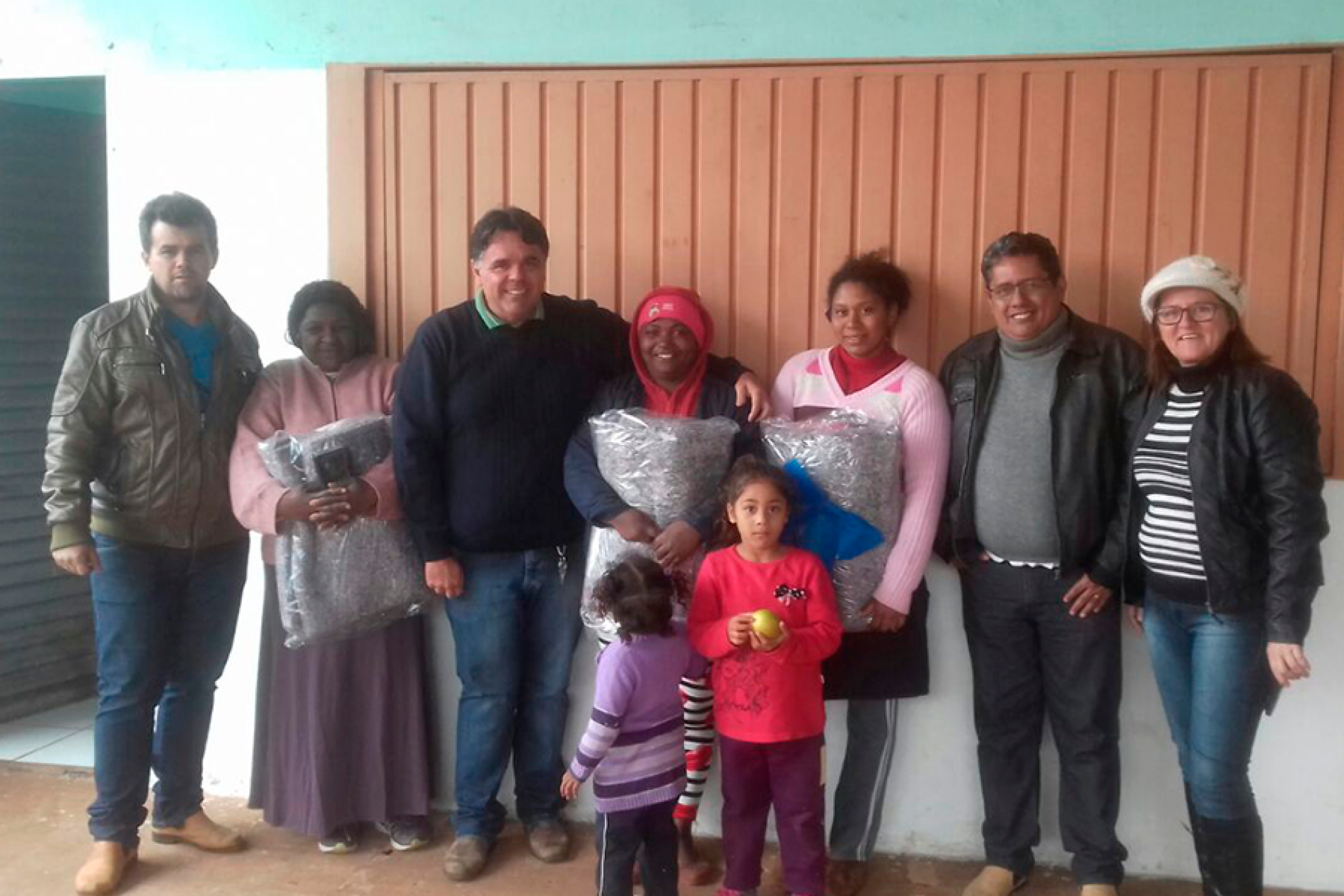 Prefeito Juninho entrega cobertores para indígenas da Aldeia Bálsamo. 