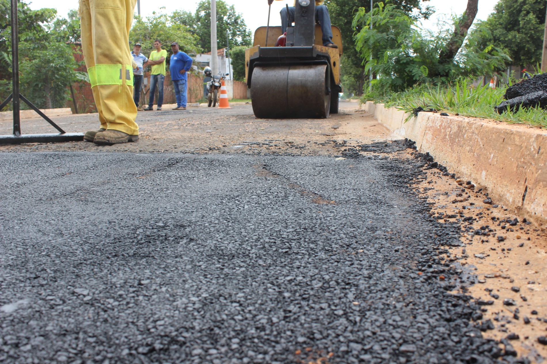 PREFEITURA INÍCIOU TAPA BURACO NA AVENIDA 