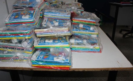 PELO SEGUNDO ANO SEGUIDO PREFEITO ENTREGA KIT ESCOLAR PARA ALUNOS DO 1º AO 9º ANO