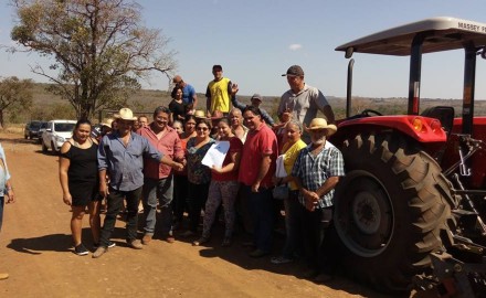 NOVO TEMPO” PREFEITO JUNINHO ENTREGA TRATOR PARA AGRICULTORES DA REGIÃO DO CANAÃ .