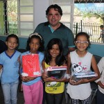 PREFEITO ENTREGA KIT ESCOLAR PARA ALUNOS DO 1º AO 9º ANO.