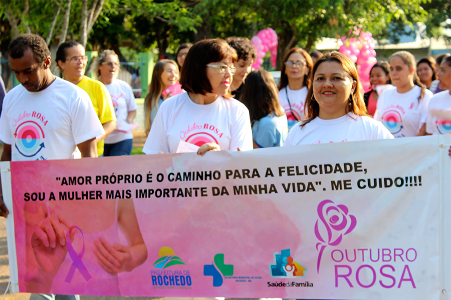 Outubro Rosa em Rochedo é celebrado com passeata e depoimentos em praça pública. 
