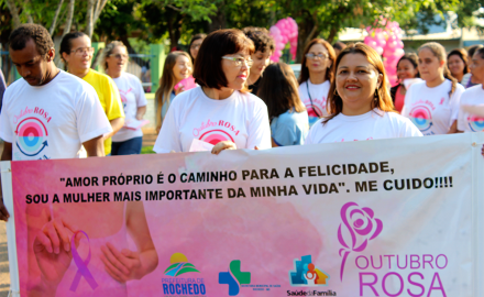 Outubro Rosa em Rochedo é celebrado com passeata e depoimentos em praça pública. 
