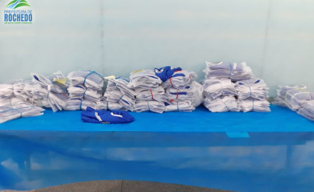 ENTREGA DOS UNIFORMES NAS ESCOLAS DO MUNICIPIO NO PRIMEIRO DIA DE AULA